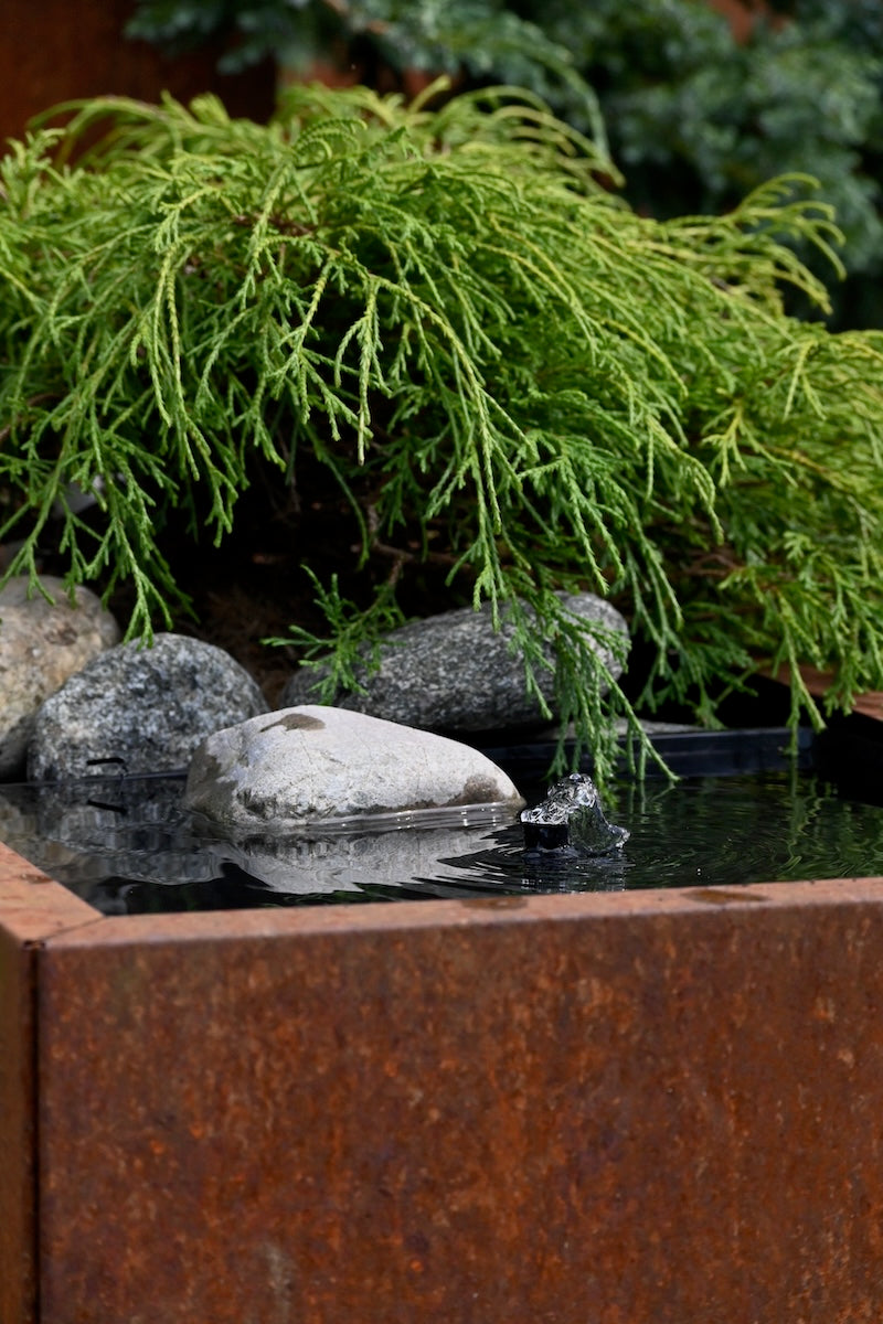 Skap ditt eget vannspeil med fontene i plantekassene fra norske BEDD