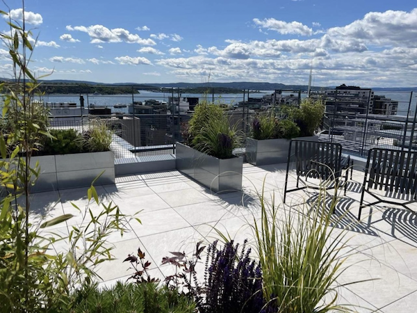 Plantekasser på takterrasse fra norske BEDD. Rustfritt, frostsikkert og 100% ombrukbart