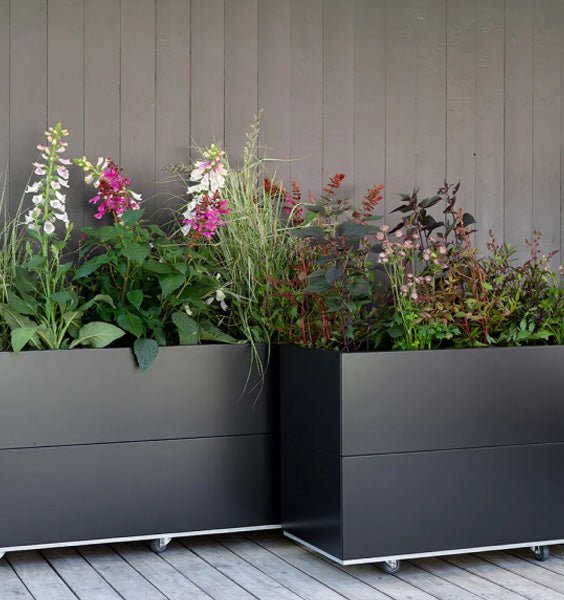 BEDD plantekasse med hjul. 120x40 cm Høyde 50 cm. Enkle å flytte rundt for variasjon på uteplassen. 10 års garanti.