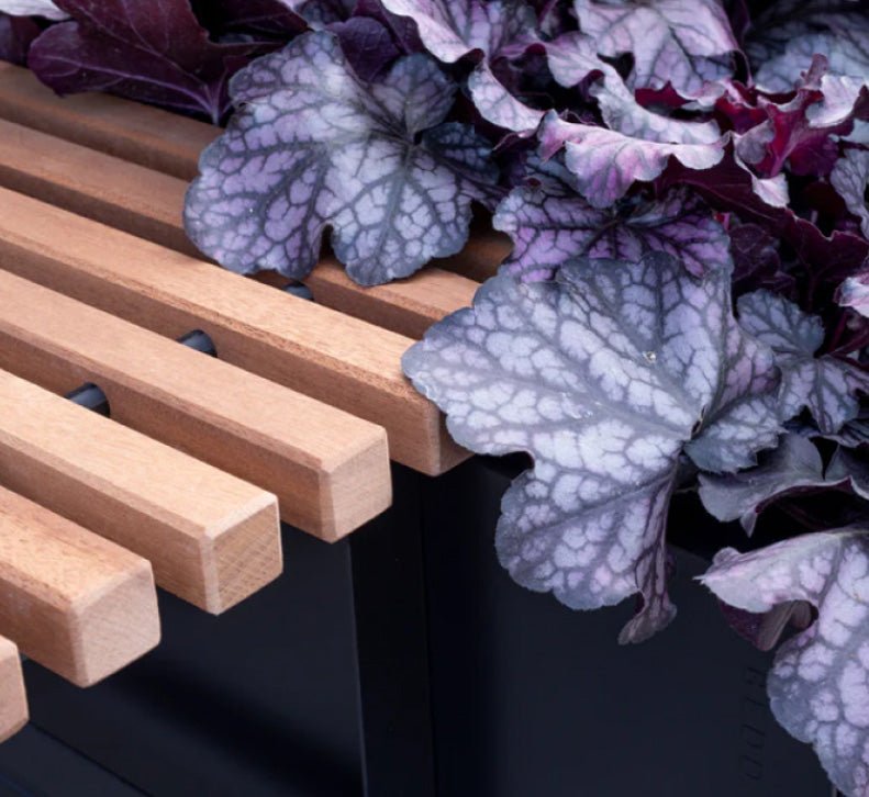 Benk til BEDD plantekasse med bredde 40 cm. Vakkert sapelli treverk som gråner over tid.